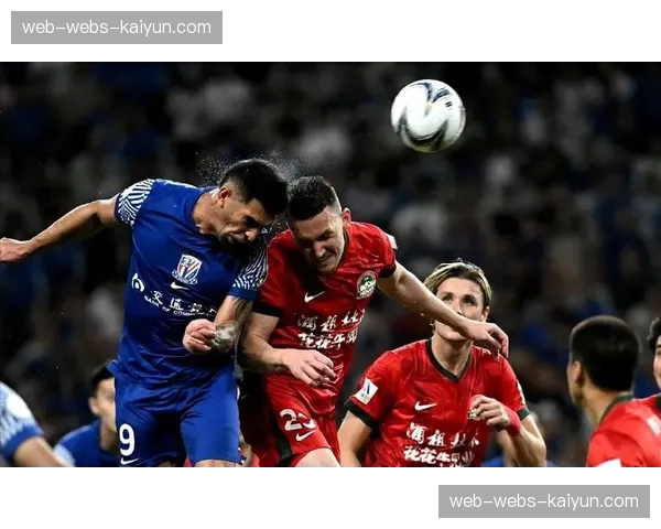 争议瞬间：科隆球员投诉对方在禁区内手球，主裁判经耳麦沟通后未判罚点球