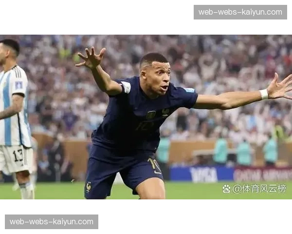 特写：姆巴佩罚失点球后独自留在场地加练射门